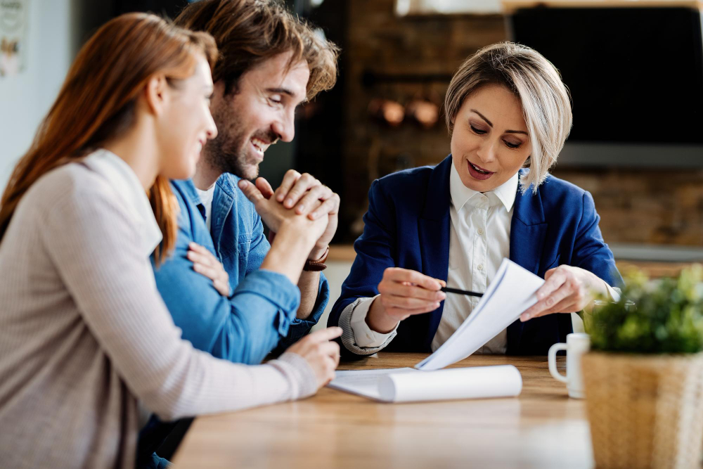 photo-of-Dutch-mortgage-advisor-discussing-bouwedepot-and-sustainable-remodelling-options-using-Dutch-mortgage-with-young-couple-at-table