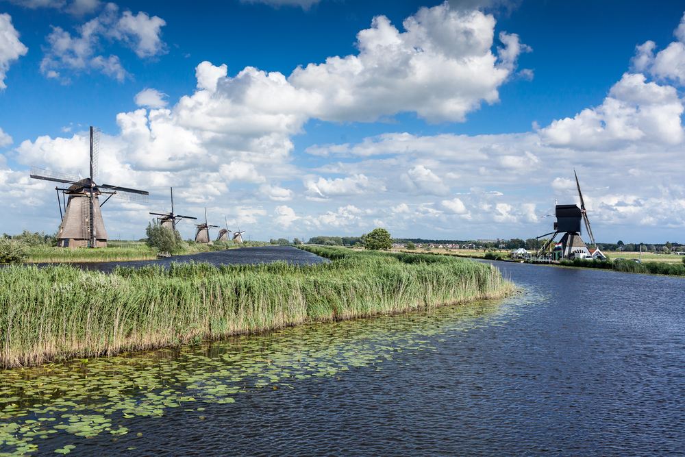 photo-of-dutch-windmills-and-water-showing-how-flat-the-Netherlands-is