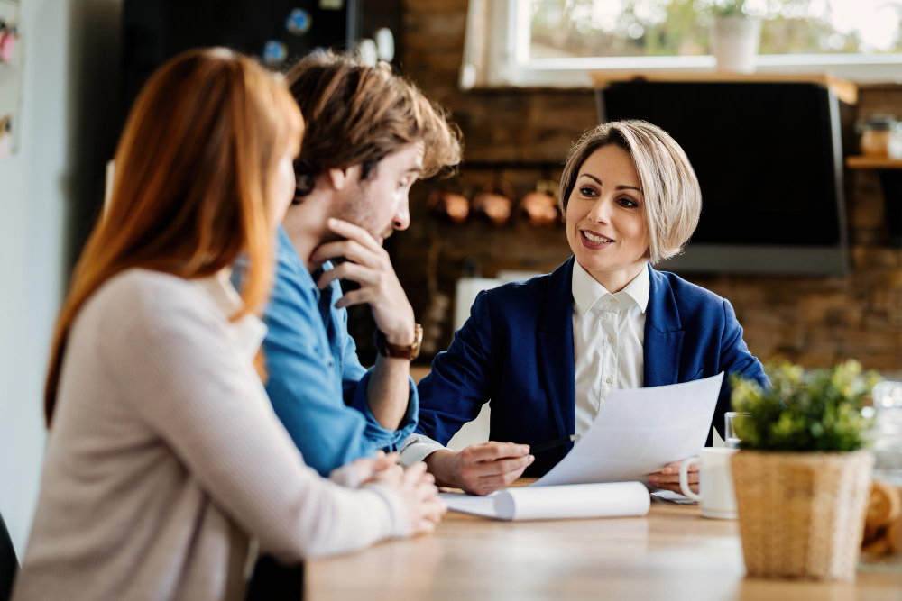 photo-of-couple-getting-mortgage-advice-from-mortgage-expert-at-table-to-save-money-when-buying-house-in-Netherlands
