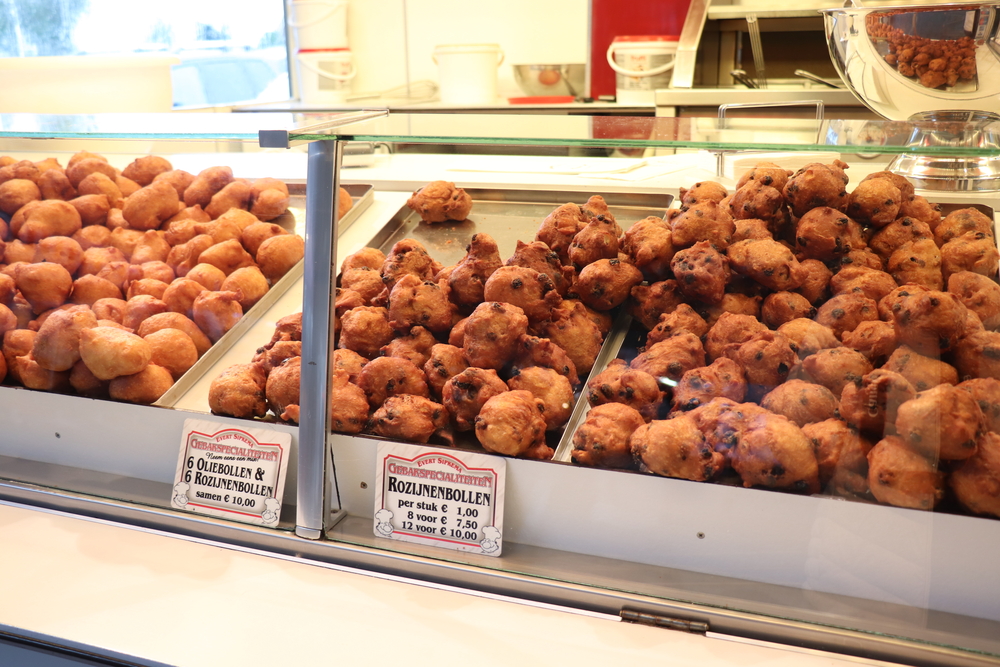 picture-of-oliebollen-trays-on-Dutch-cart-chocolate-powder