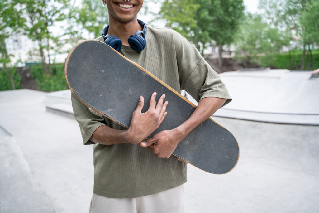 skater-in-amsterdam-going-to-skatecafe-in-noord