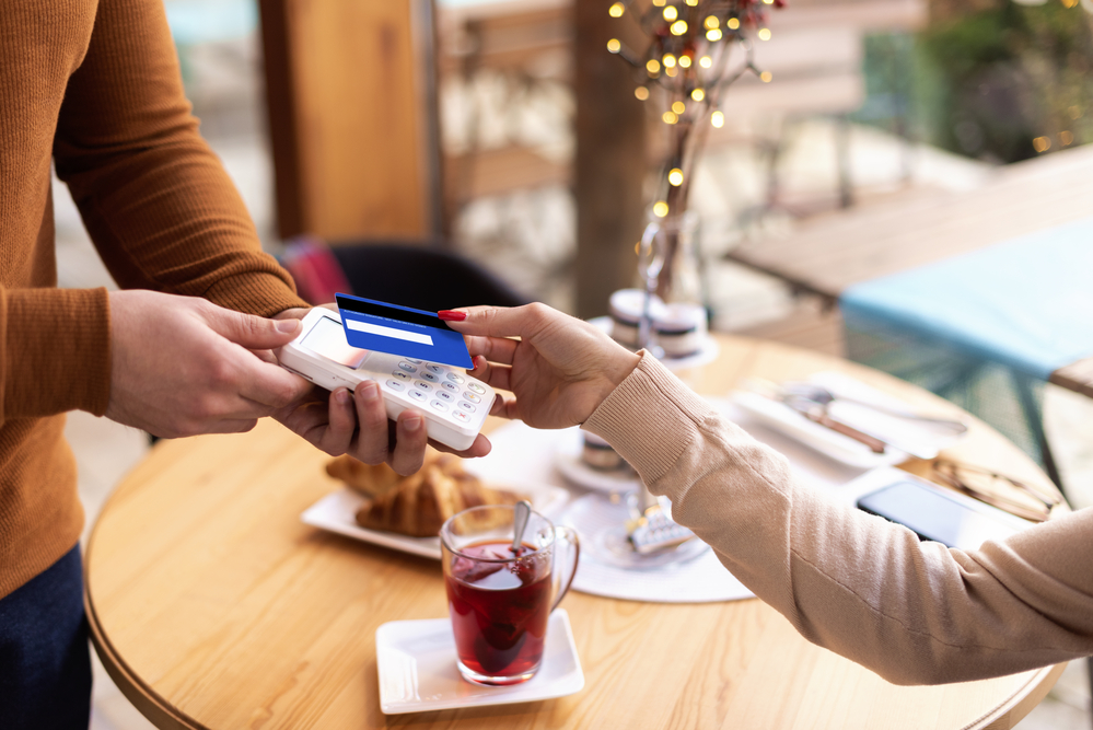 woman-pays-for-drink-and-snack-with-dutch-bank-card